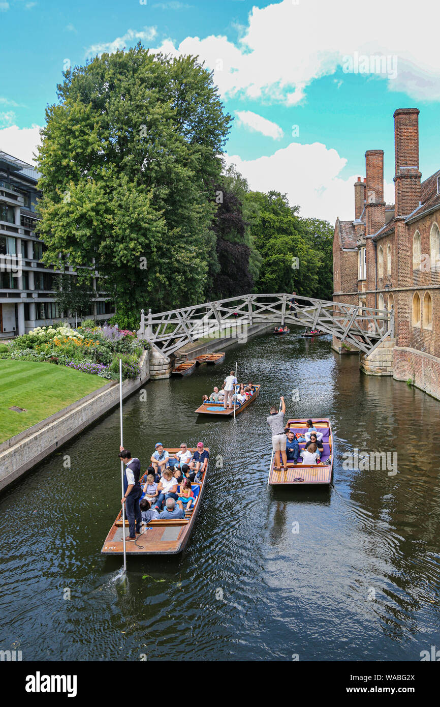 View of the historic Mathematical Bridge over the River Cam, Queen's College, Cambridge - built with completely straight lines and clever engineering Stock Photo