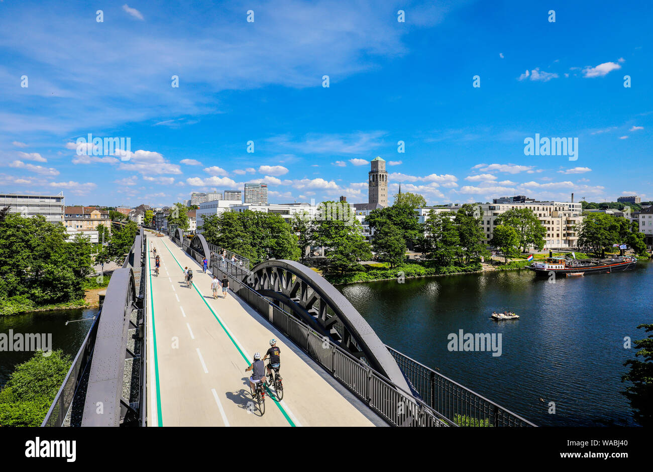 Muelheim an der Ruhr, Ruhr area, North Rhine-Westphalia, Germany - Bicycle highway, Ruhr RS1 express way, leads in Muelheim on a former railway bridge Stock Photo