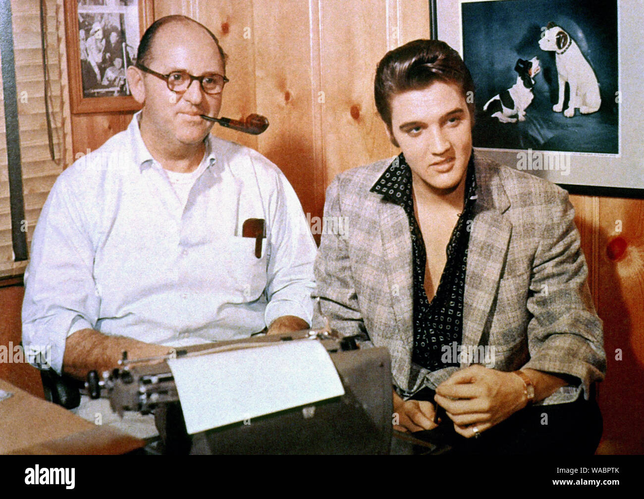 Elvis Presley with his manager, Colonel Tom Parker, signing a record contract with RCA Victor, October (1955)  File Reference # 33848-472THA Stock Photo
