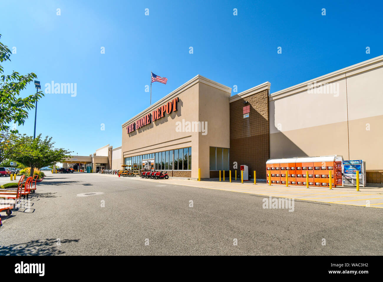 Home Depot Location flying the American flag. Home Depot is the Largest Home Improvement Retailer in the US Stock Photo