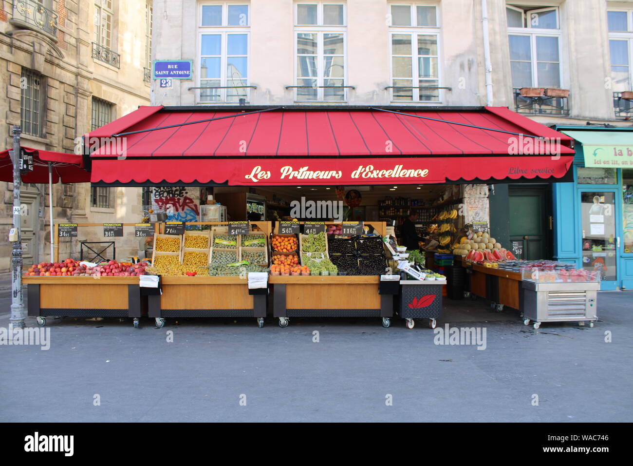 French Grocery Store Paris Stock Photos & French Grocery Store Paris Stock Images Alamy