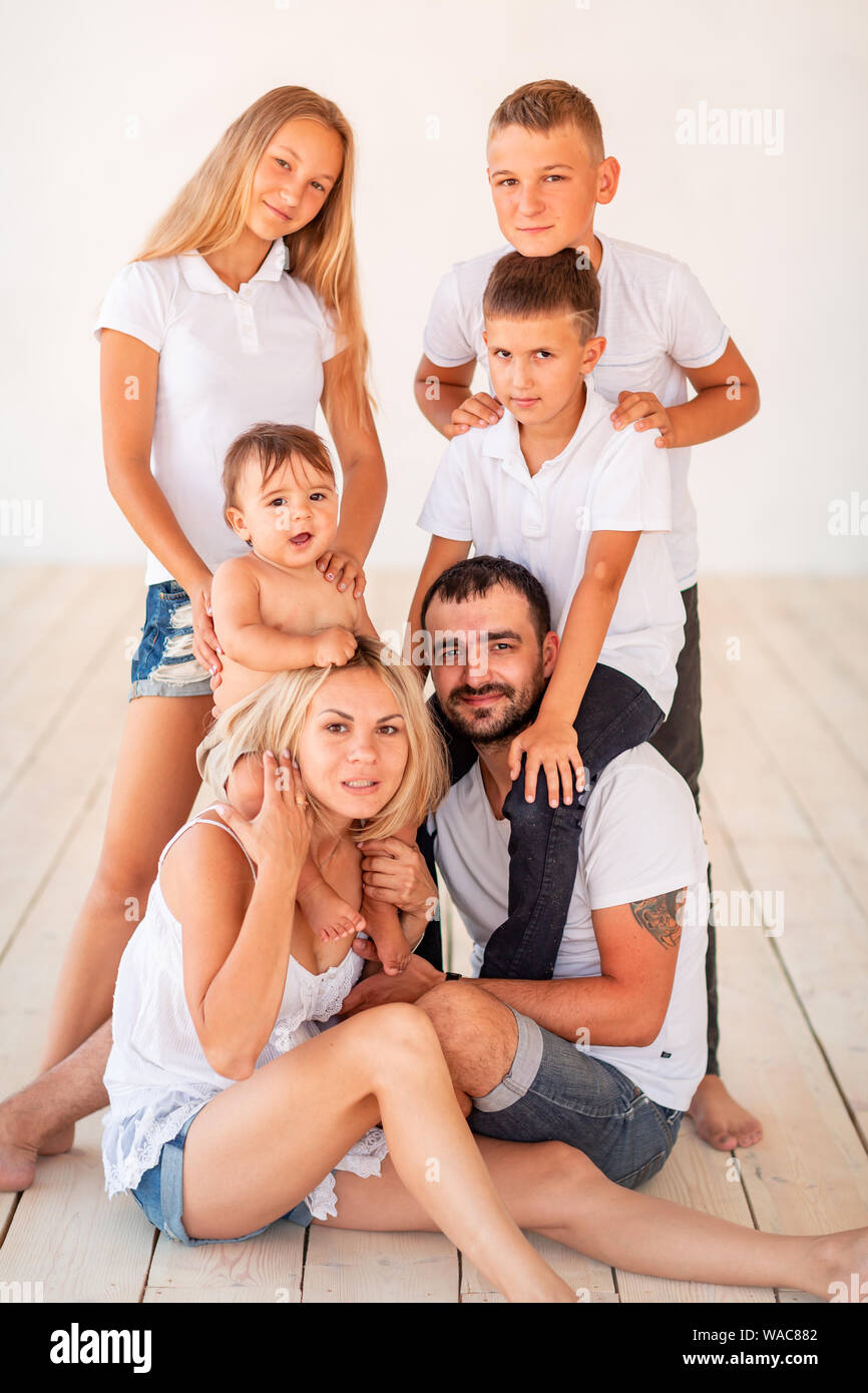 https://c8.alamy.com/comp/WAC882/big-happy-family-with-four-kids-having-fun-indoors-big-happy-family-lifestyle-WAC882.jpg
