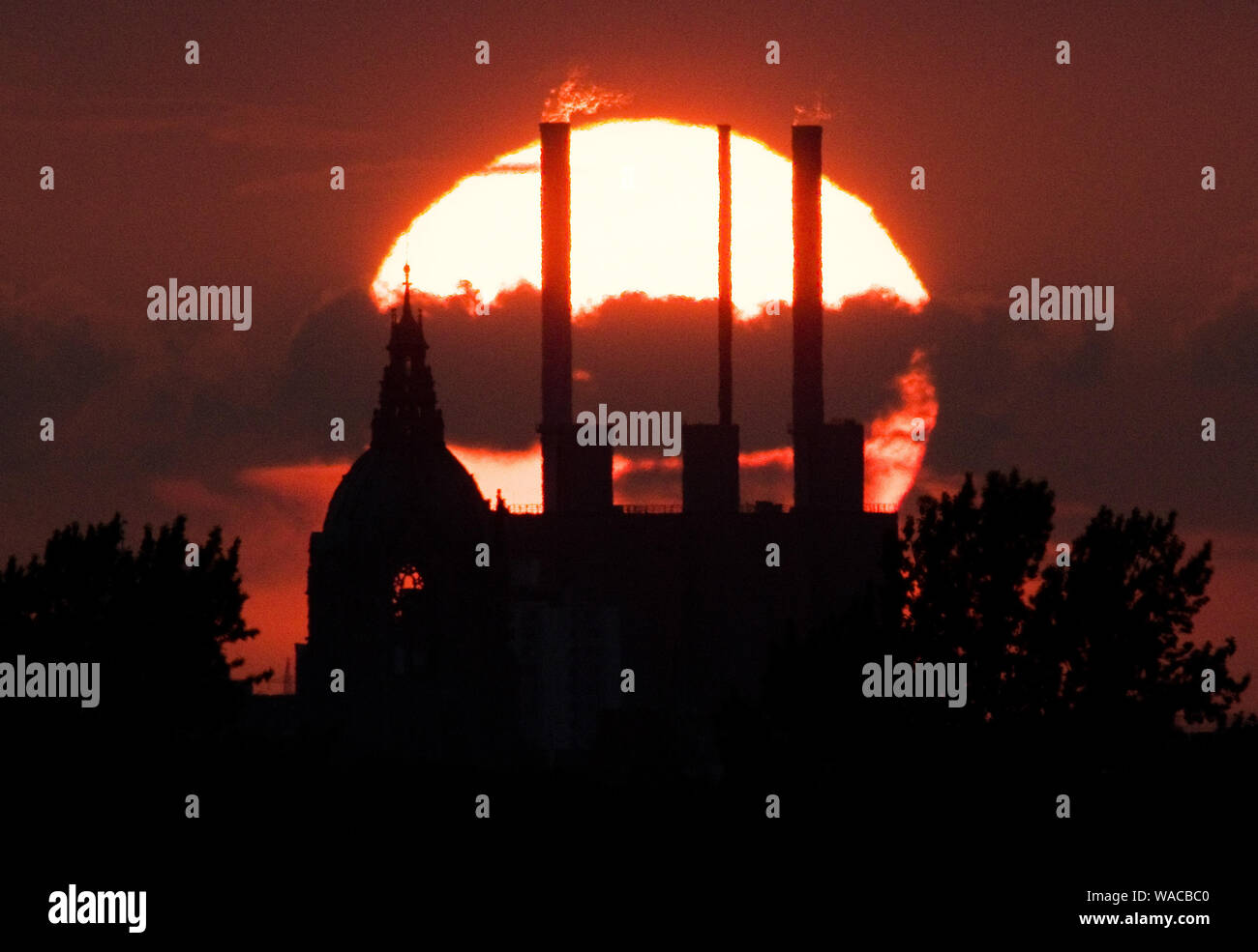 Hanover, Germany. 19th Aug, 2019. The sun sets behind the New Town Hall