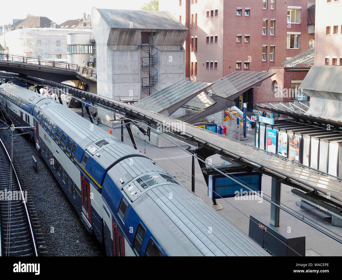 Fahrender Zug im Bahnhof Stadelhofen ZH, Schweiz Stock Photo