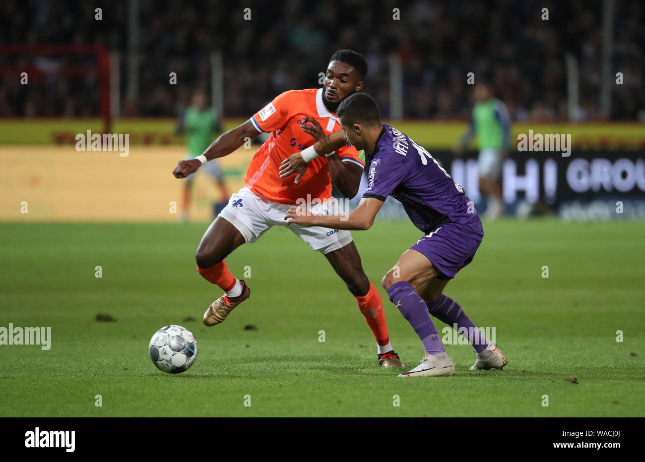 19 August 2019, Lower Saxony, Osnabrück: Soccer: 2nd Bundesliga, VfL Osnabrück - Darmstadt 98, 3rd matchday in the stadium at the Bremer Brücke. Osnabrück's Anas Quahim (r) in the fight for the ball with Mandela Egbo (l) from Darmstadt. Photo: Friso Gentsch/dpa - IMPORTANT NOTE: In accordance with the requirements of the DFL Deutsche Fußball Liga or the DFB Deutscher Fußball-Bund, it is prohibited to use or have used photographs taken in the stadium and/or the match in the form of sequence images and/or video-like photo sequences. Stock Photo