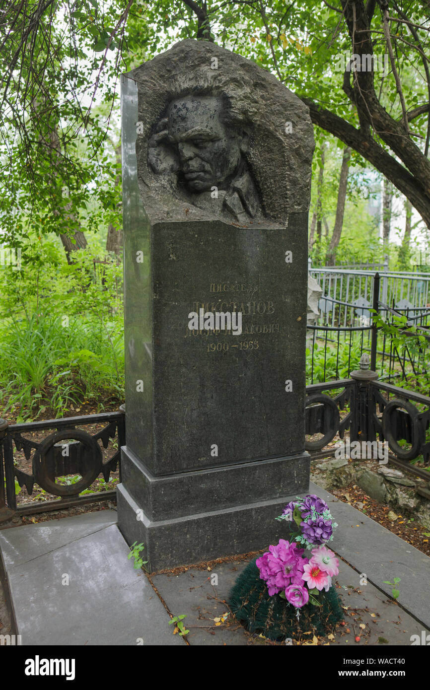 Grave of prominent Soviet writer Iosif Likstanov (1900 - 1955) at Ivanovskoye Cemetery in Yekaterinburg, Russia. The tombstone was designed by Russian sculptor Ernst Neizvestny (1956). The black granite headstone was first in a series of memorial headstones that Neizvestny executed in the Soviet Union. Stock Photo