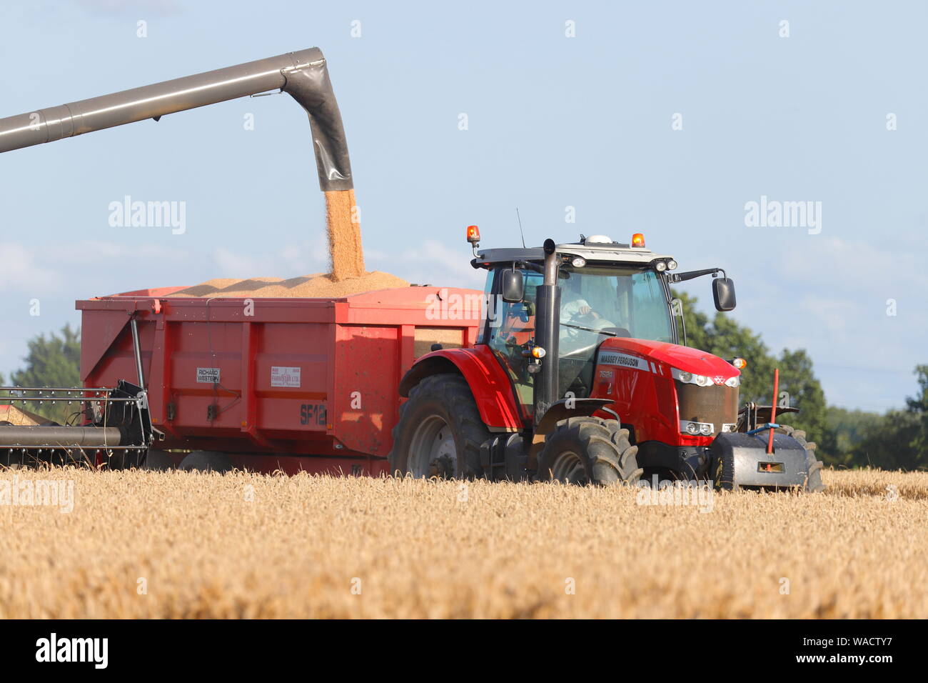 Massey Ferguson Tractor High Resolution Stock Photography And Images Alamy