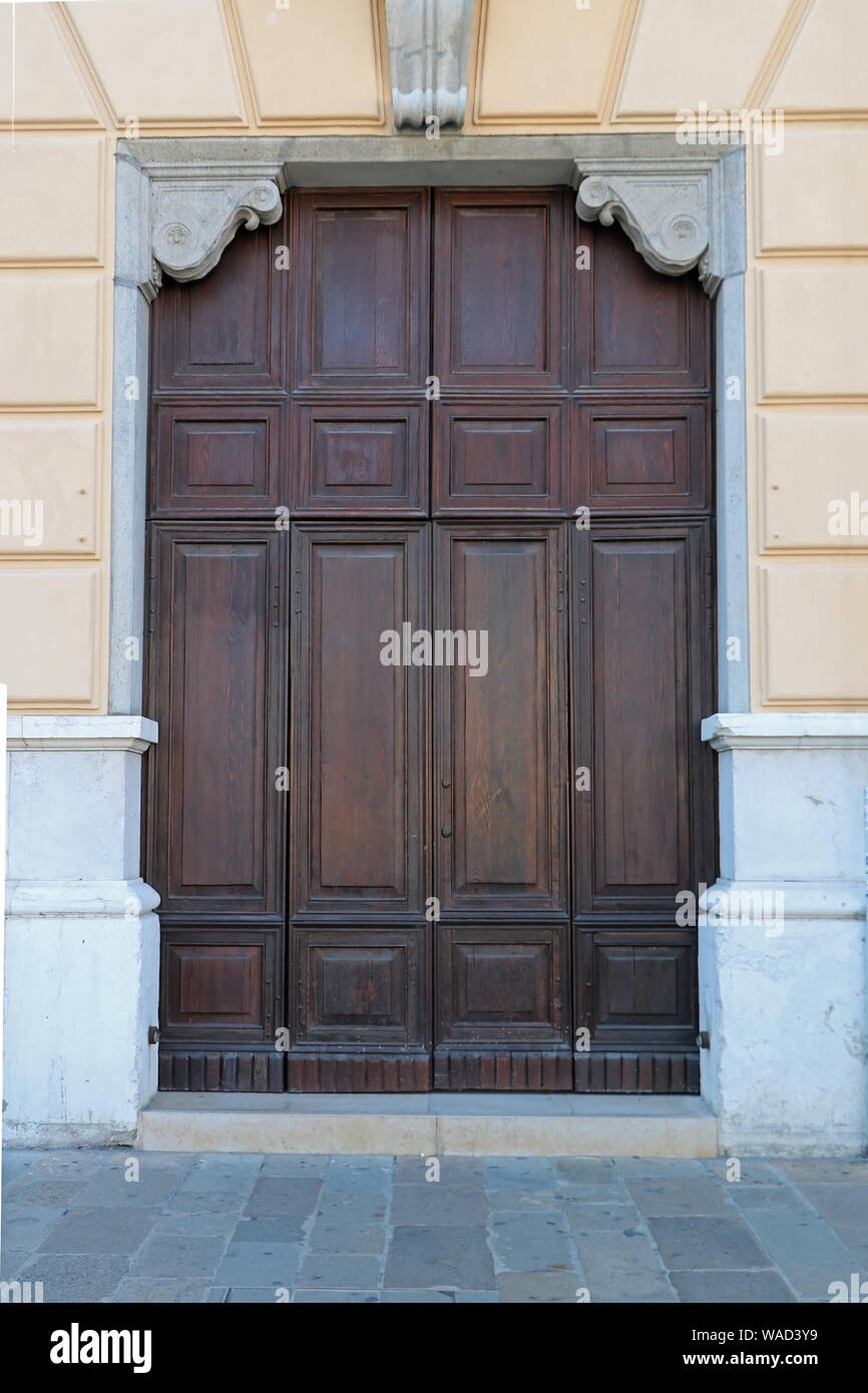 Old closed wooden door hi-res stock photography and images - Alamy