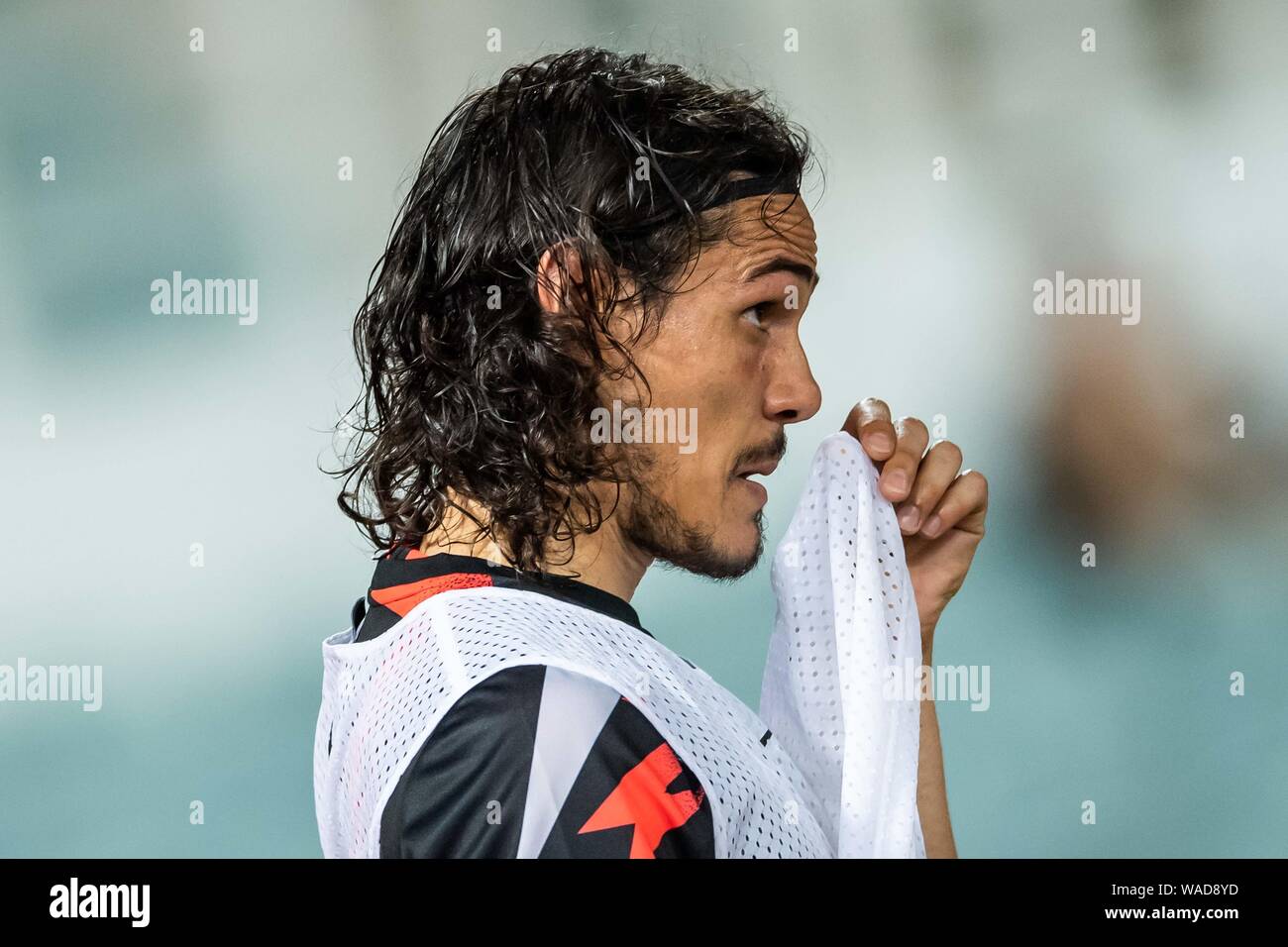 Uruguayan football player Edinson Cavani of Paris Saint-Germain F.C.  prepares before competing against Inter Milan during their International  Super Cu Stock Photo - Alamy