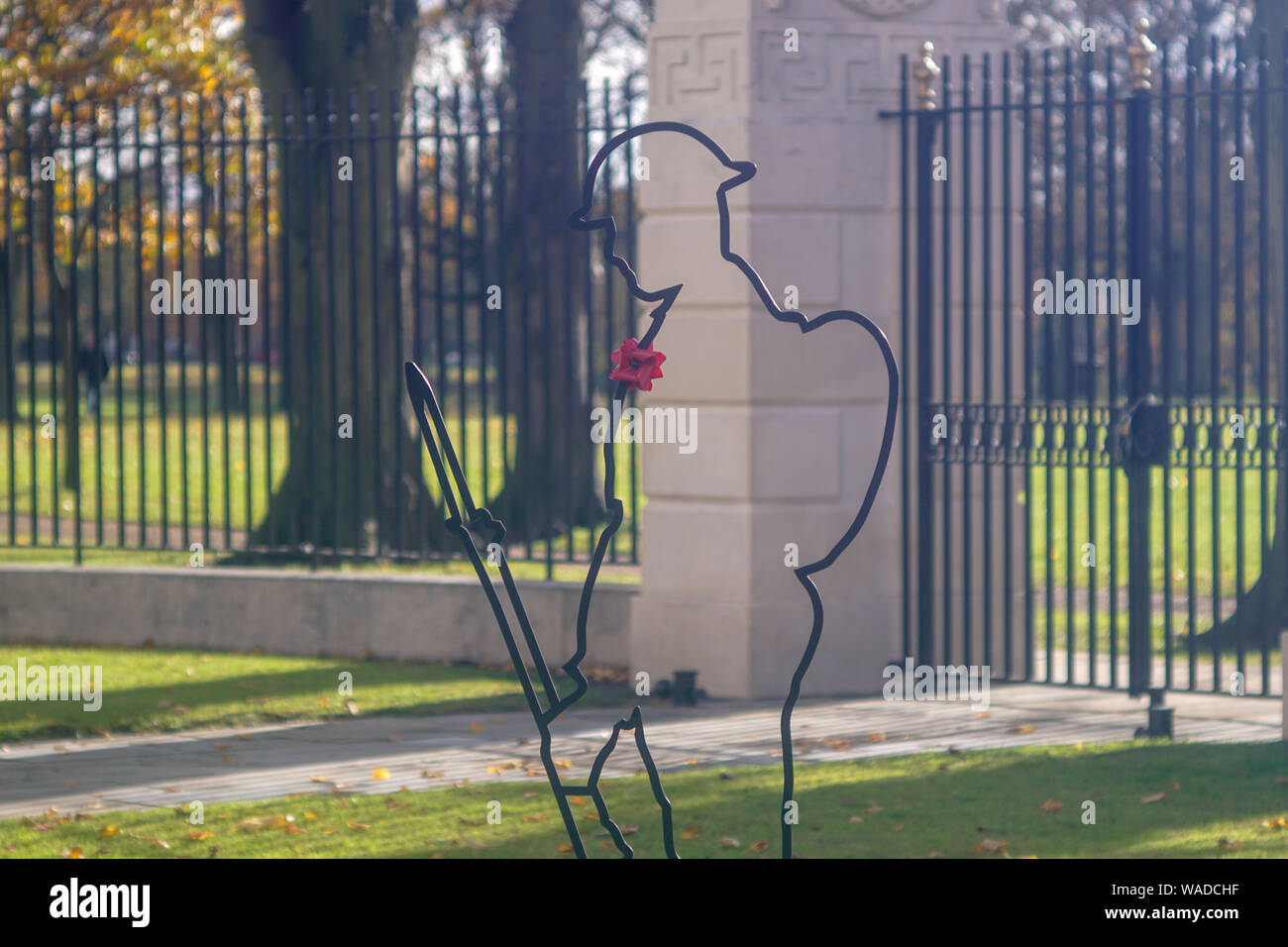 Remembrance soldier silhouette hi-res stock photography and images - Alamy