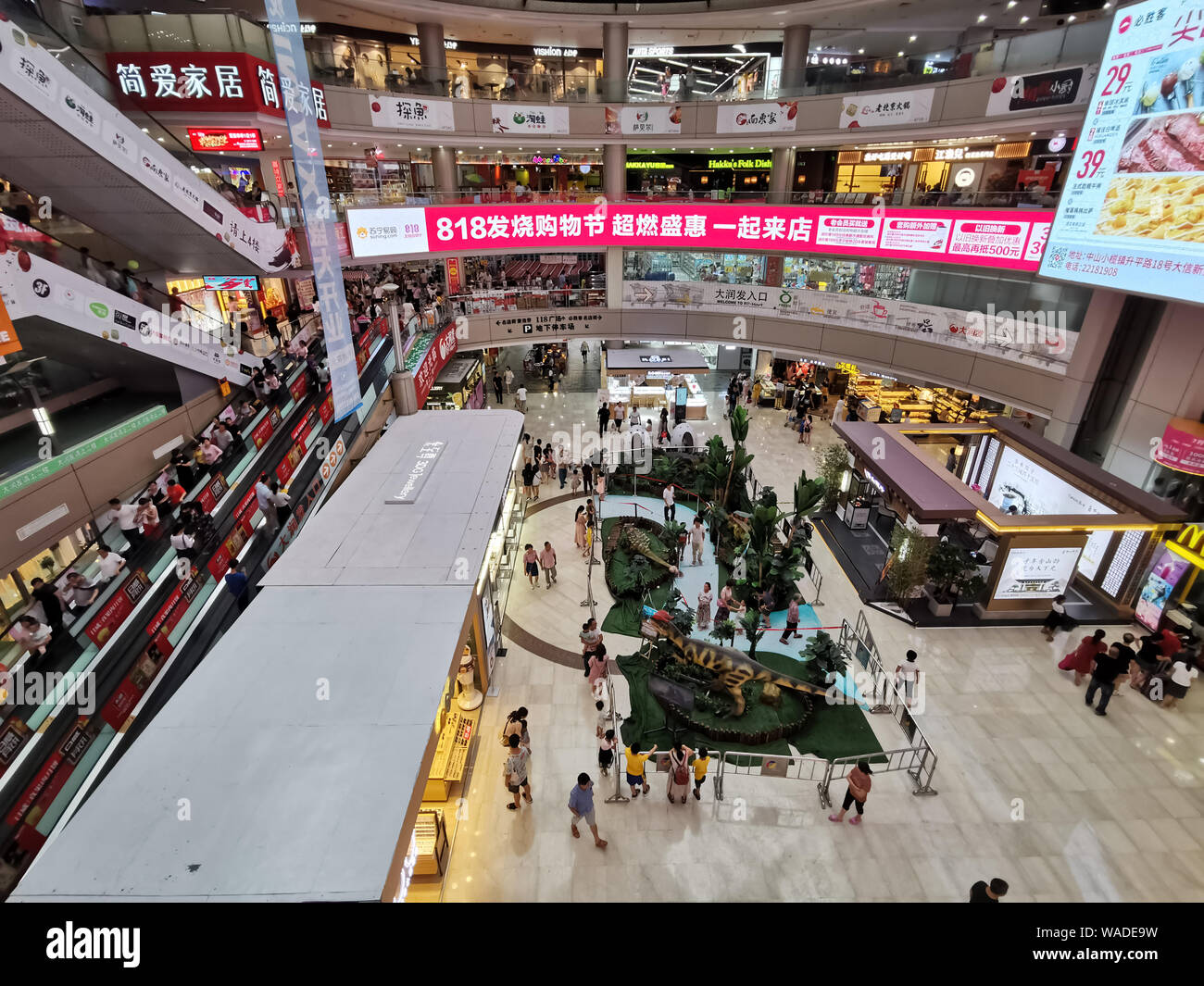 China people buying shopping mall hi-res stock photography and images ...