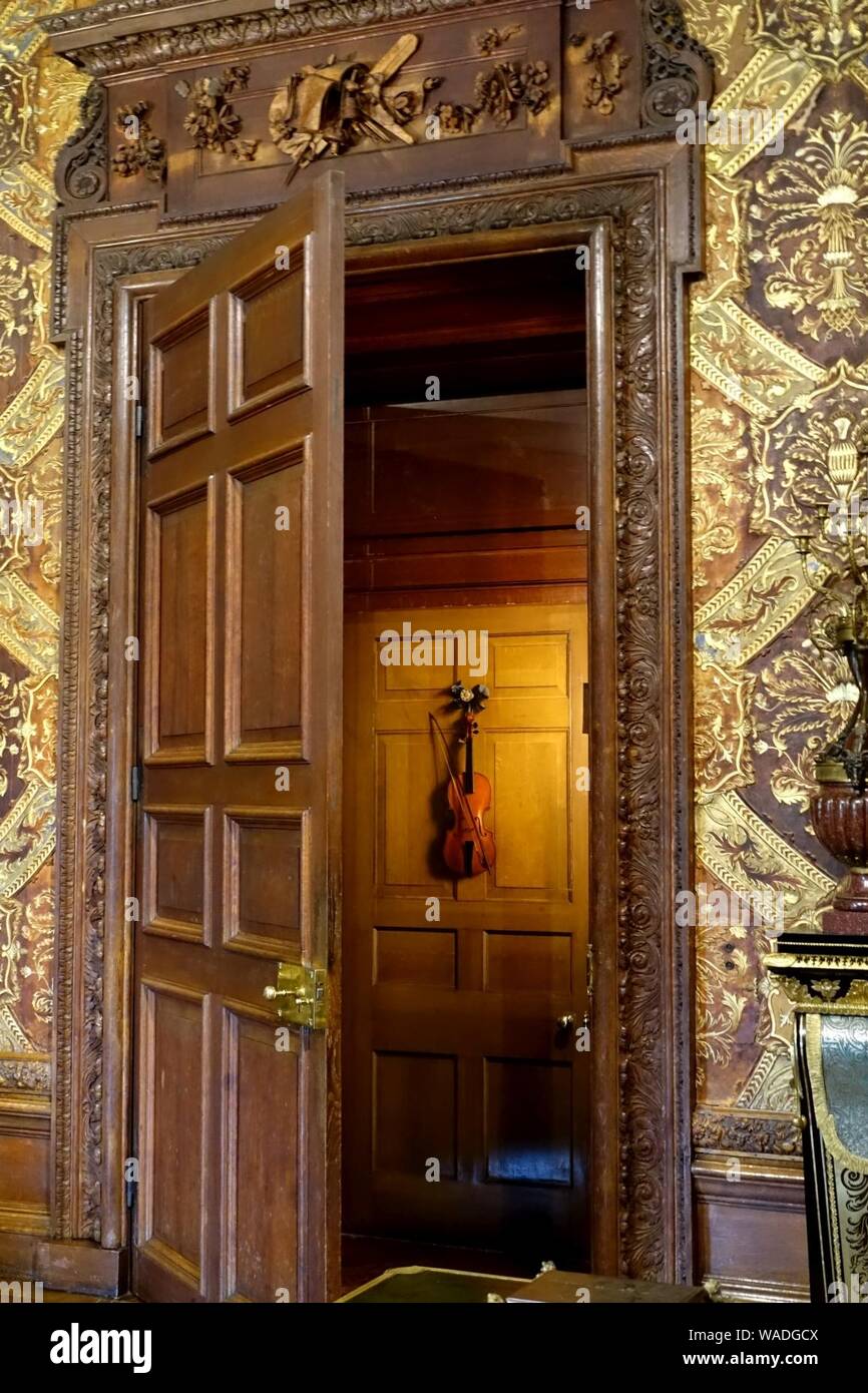 Doorway with tromope l'oeil violin by Jan van der Vaart, 1700s State