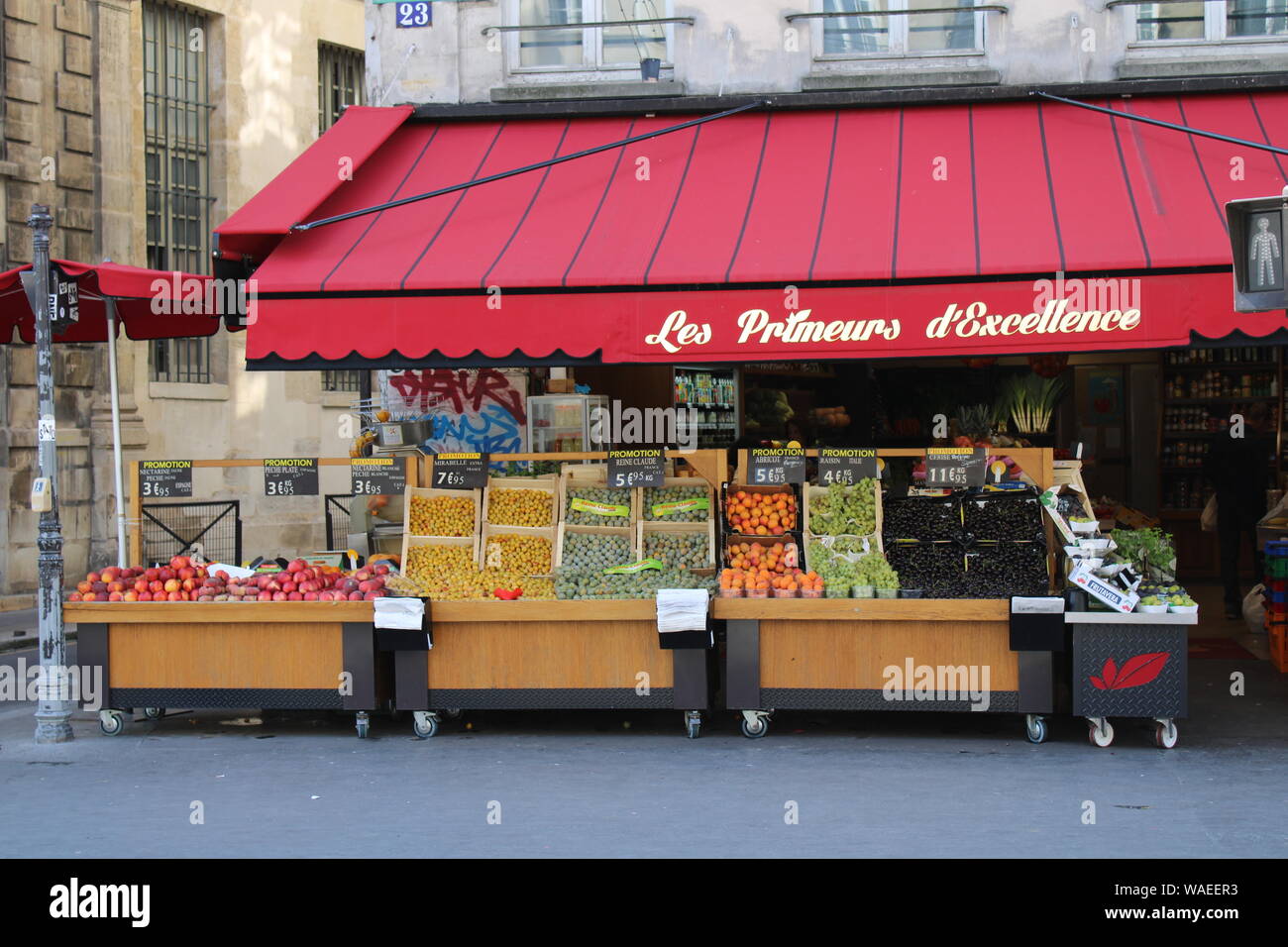 Paris france french grocery store hi-res stock photography and images -  Alamy