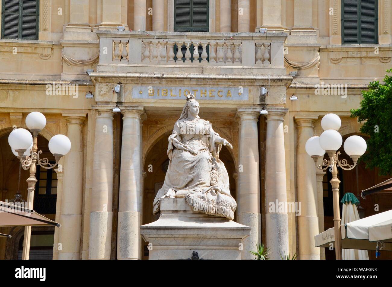 a statue of queen victoria outside the library in valletta malta Stock Photo Alamy