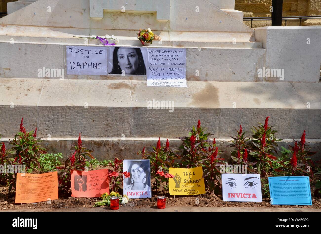 tribute to murdered journalist dapne caruana galizia at the great siege monument valetta with padlocks ribbons flowers photos malta opposite law court Stock Photo