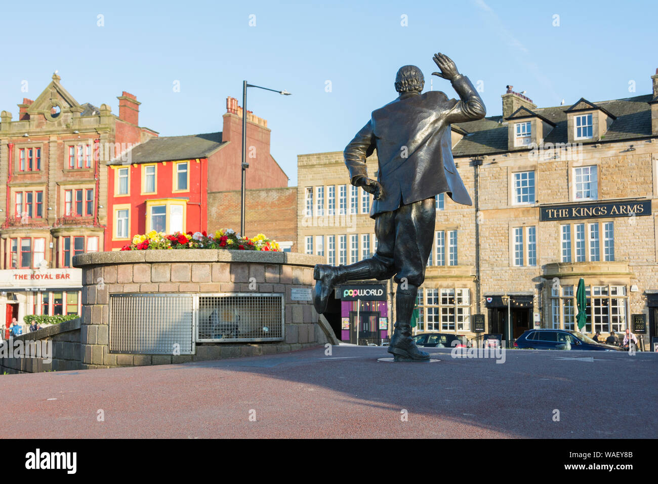 Statue of English comedian Eric Morecambe in a characteristic pose on Marine Road Central, Morecambe Bay, Lancs, England, U.K. Stock Photo
