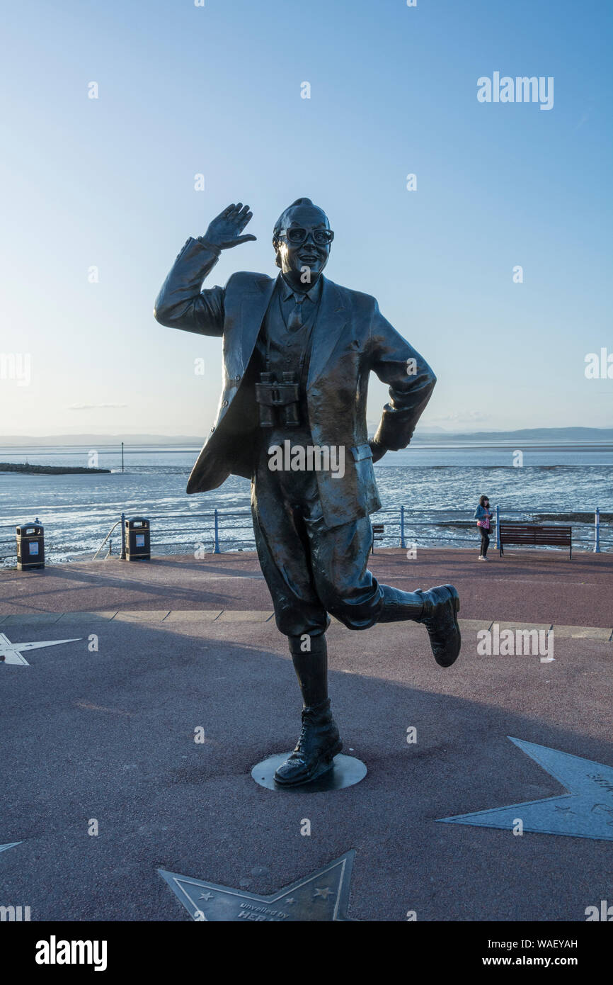 Statue of English comedian Eric Morecambe in a characteristic pose on Marine Road Central, Morecambe Bay, Lancs, UK Stock Photo