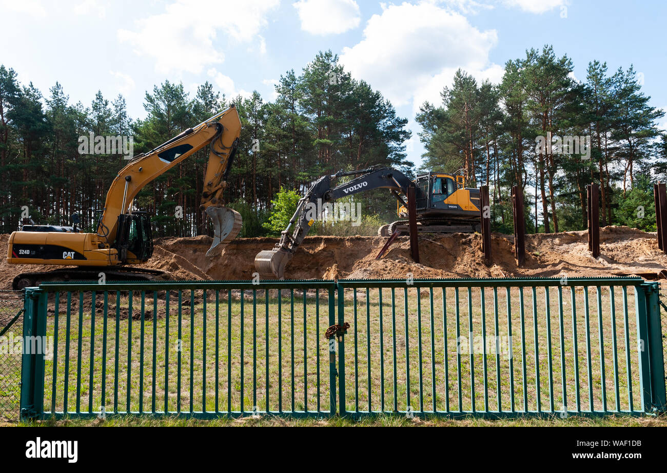Gorleben, Germany. 08th Aug, 2019. Excavators remove steel girders from a wall surrounding the former Gorleben exploratory mine. In the coming period, the wall that enclosed the site will be demolished. Credit: Philipp Schulze/dpa/Alamy Live News Stock Photo