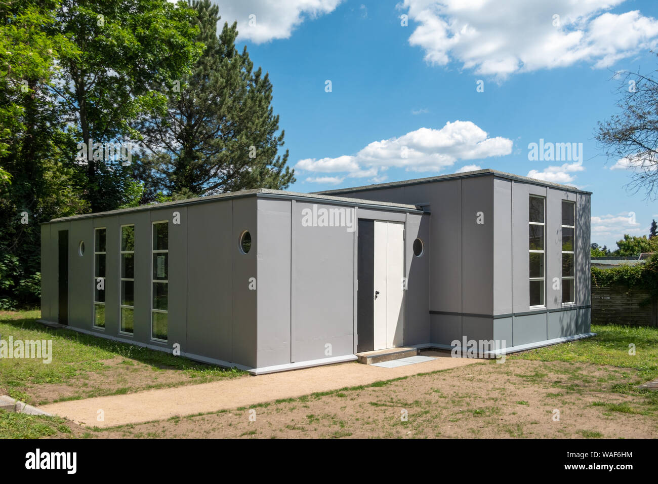 Stahlhaus Dessau, Steel House, Törten Estate, in Dessau. By Georg Muche in 1926 as prefab experiment for the Bauhaus, predicting container housing. Stock Photo