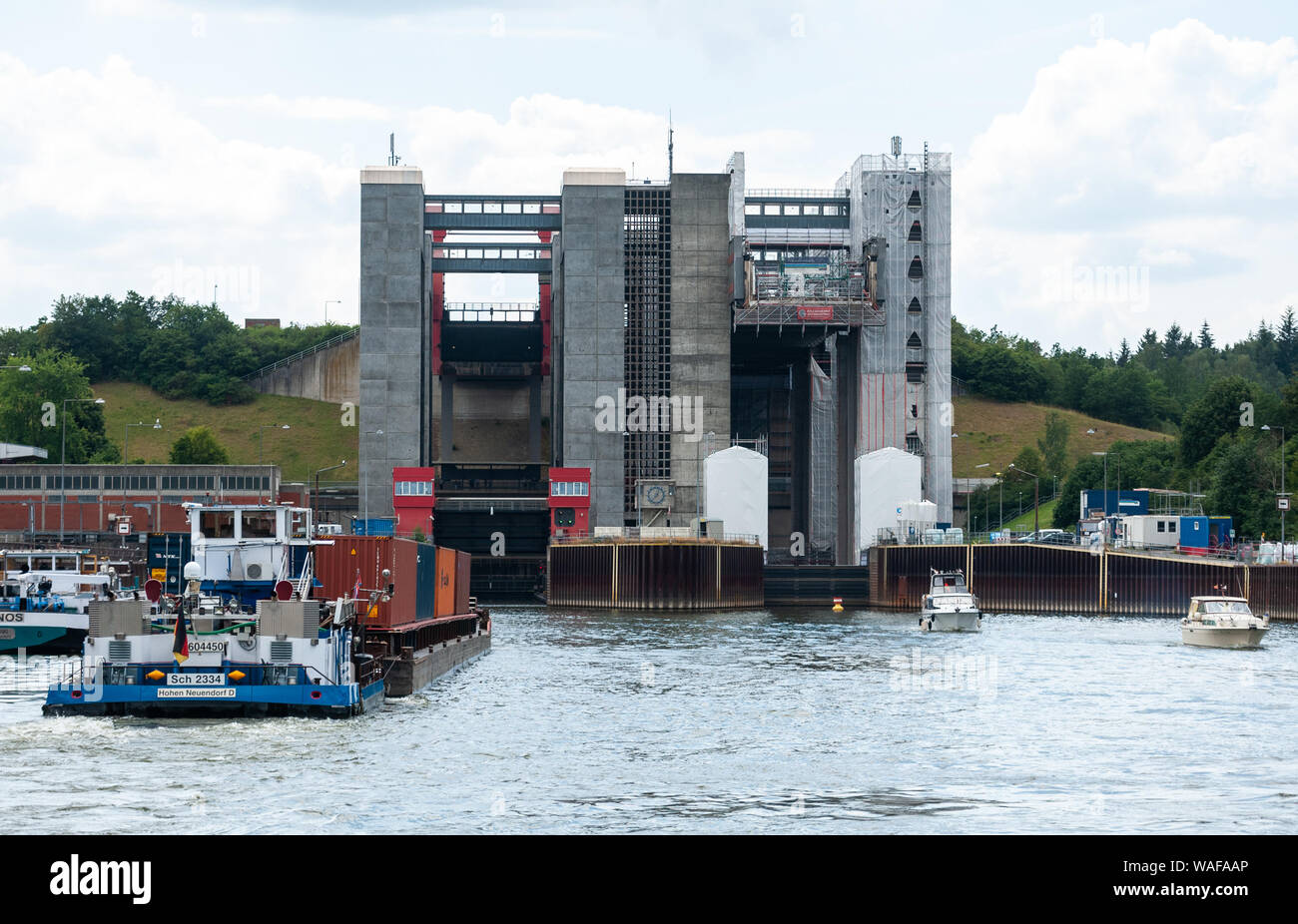 Scharnebeck, Germany. 10th July, 2019. A pushed train travels in the lower harbour into the east trough from the Scharnebeck ship lift on the Elbe side canal. Credit: Philipp Schulze/dpa/Alamy Live News Stock Photo