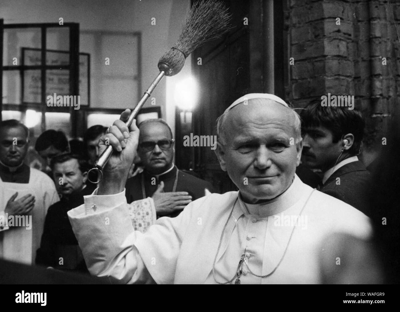 Warsaw, 1983. Pope John Paul II's second Pilgrimage to Poland, Saint John  Cathedral. Fot. Jan Morek /Forum Stock Photo - Alamy