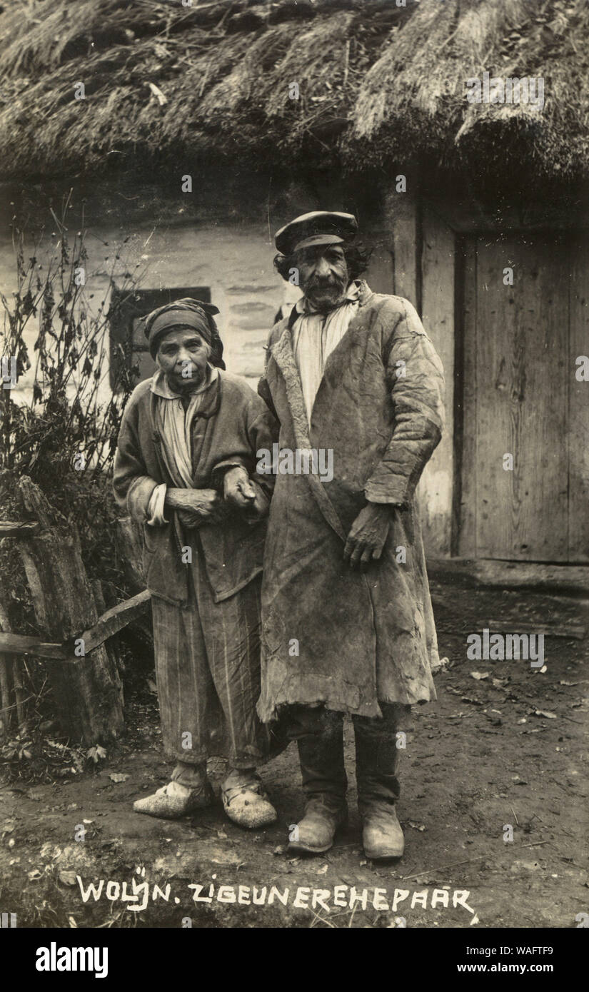 Kisielin environs; Russian Empire (at the time), (present day Ukraine),1915. Partitions of Poland. Romanian people couple in front of cottage. fot. arch. Tomasz Wisniewski/Forum - Stock Image