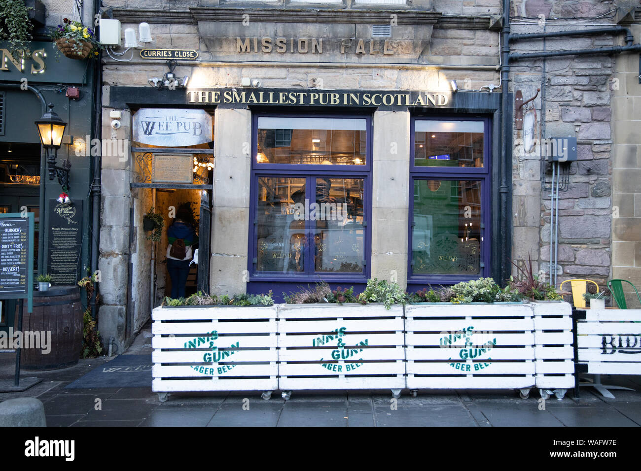 Scotland's smallest pub located in Grassmarket Edinburgh measuring 17ft by 14ft (5.2m by 4.5m) Stock Photo