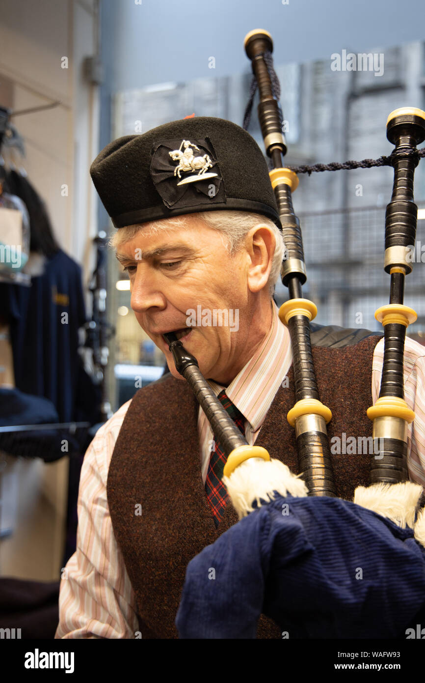 Edinburgh bagpipes shop hires stock photography and images Alamy