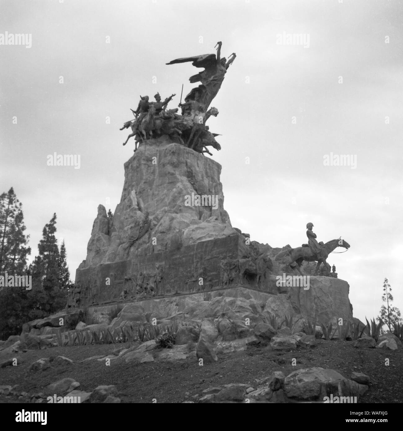 Am Denkmal Cerro de la Gloria im General San Martin Park in Mendoza in Argentinien, 1957. At the Cerro de la Gloria monument at General San Martin park in Mendoza, Argentina 1957. Stock Photo
