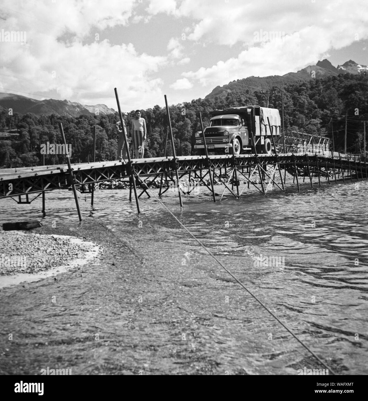 Ein Lastwagen auf einer Brücke über eine Furt des Lago Loloc nahe der Stadt Mendoza in Argentinien, 1957. A lorry crossing a bridge over Lago Loloc lake near the city of Mendoza, Argentina 1957. Stock Photo