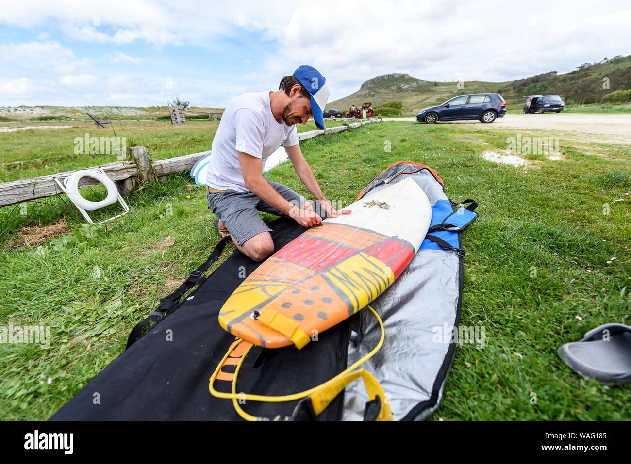 Man waxing surfboard surf hires stock photography and images Alamy
