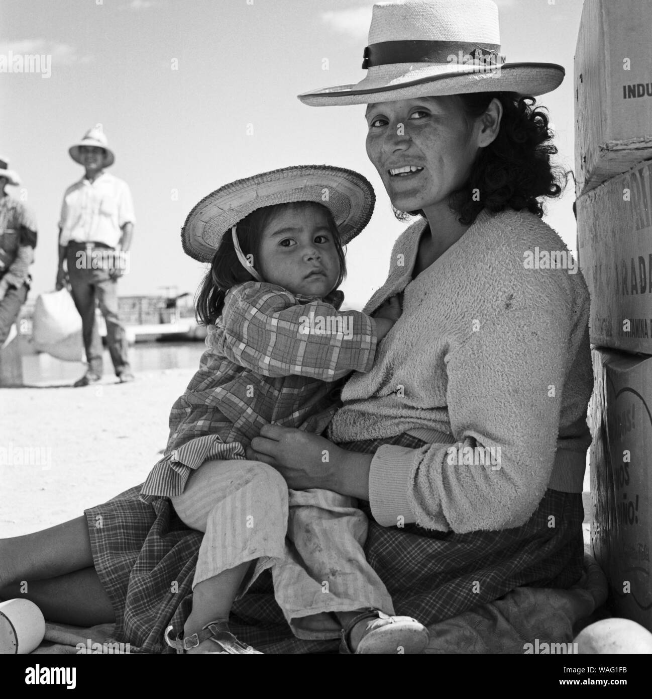 Mutter mit ihrem Kind in der Stadt San Lorenzo in Peru, 1960er Jahre. Mother with her child in the city of San Lorenzo at Peru, 1960s. Stock Photo