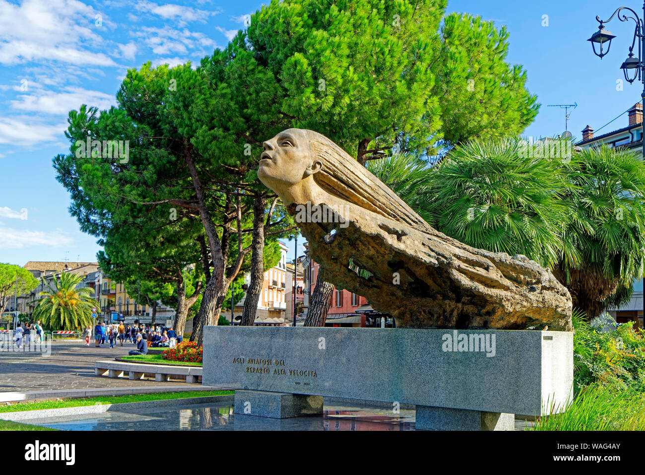 'Kunstwerk, Il Monumento ai valorosi Aviatori del ''Reparto Alta Velocità''', Desenzano del Garda Italien (Italia), 30077205 Stock Photo
