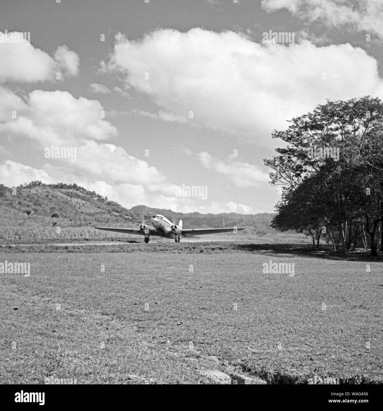 Ein Flugzeut startet in der Nähe der Stadt Copan in Honduras, 1960er Jahre.  An airplane taking off near the city of Copan in Honduras, 1960s Stock Photo  - Alamy