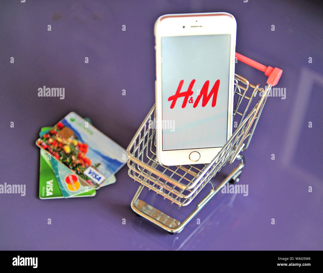 Yaroslavl, Russia - August 20, 2019: Smartphone with H&M logo in shopping  cart and credit cards on the table Stock Photo - Alamy