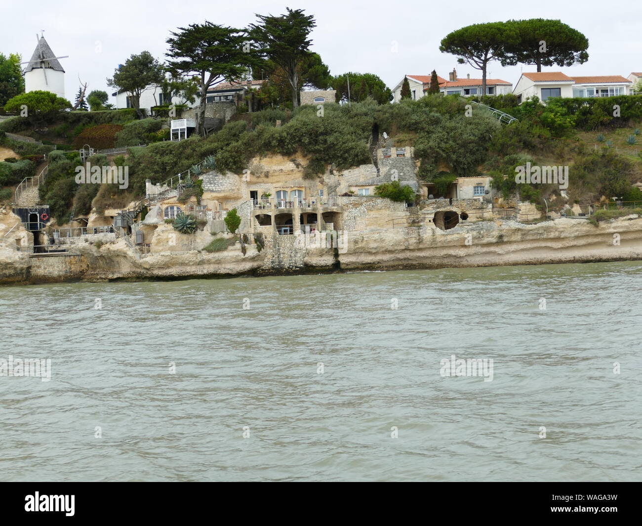 Crutse in the Gironde estuary to see the troglodyte caves in the cliffs of Meschers Stock Photo