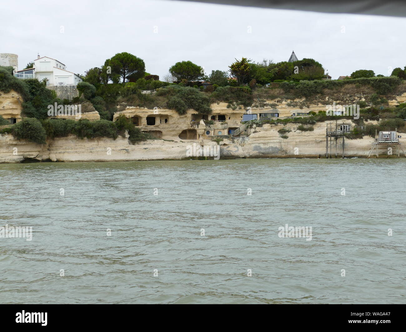 Crutse in the Gironde estuary to see the troglodyte caves in the cliffs of Meschers Stock Photo