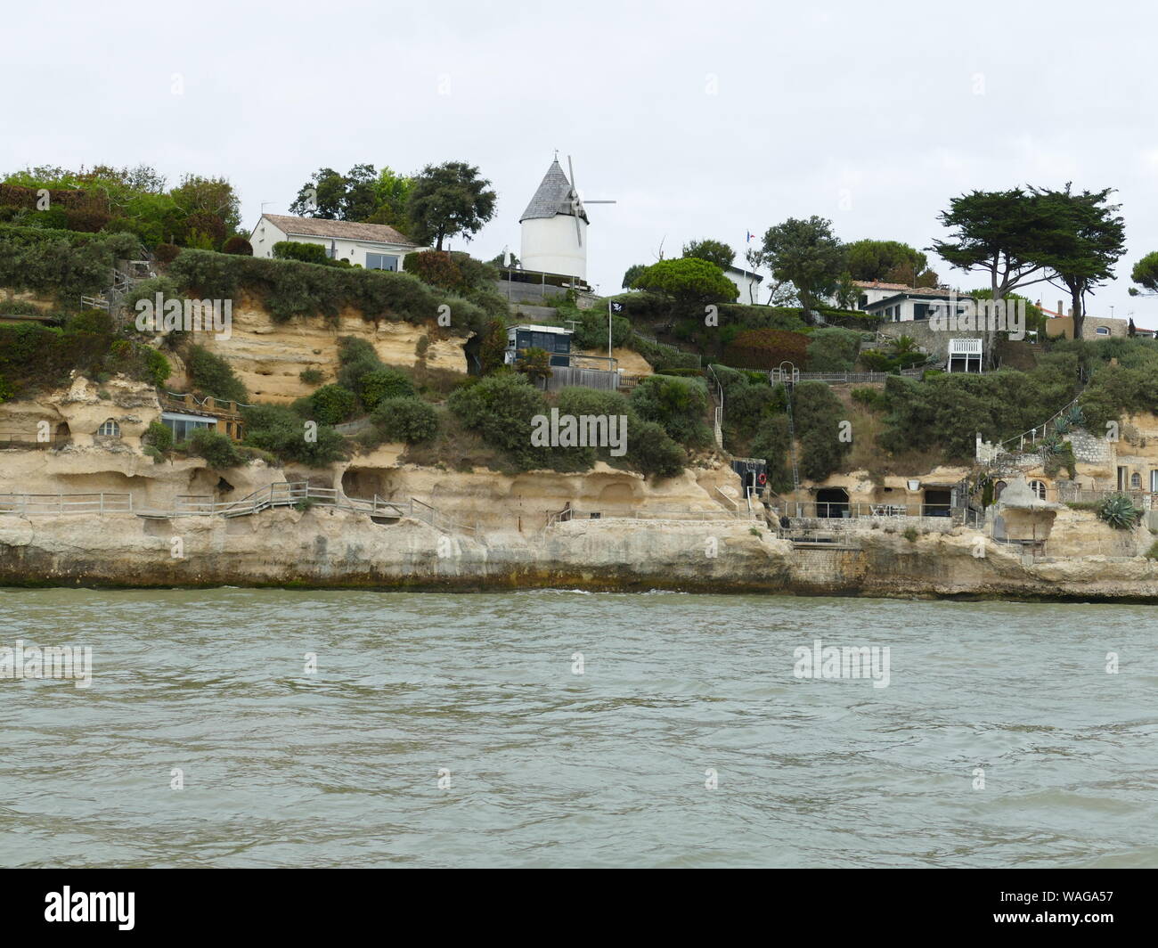 Crutse in the Gironde estuary to see the troglodyte caves in the cliffs of Meschers Stock Photo