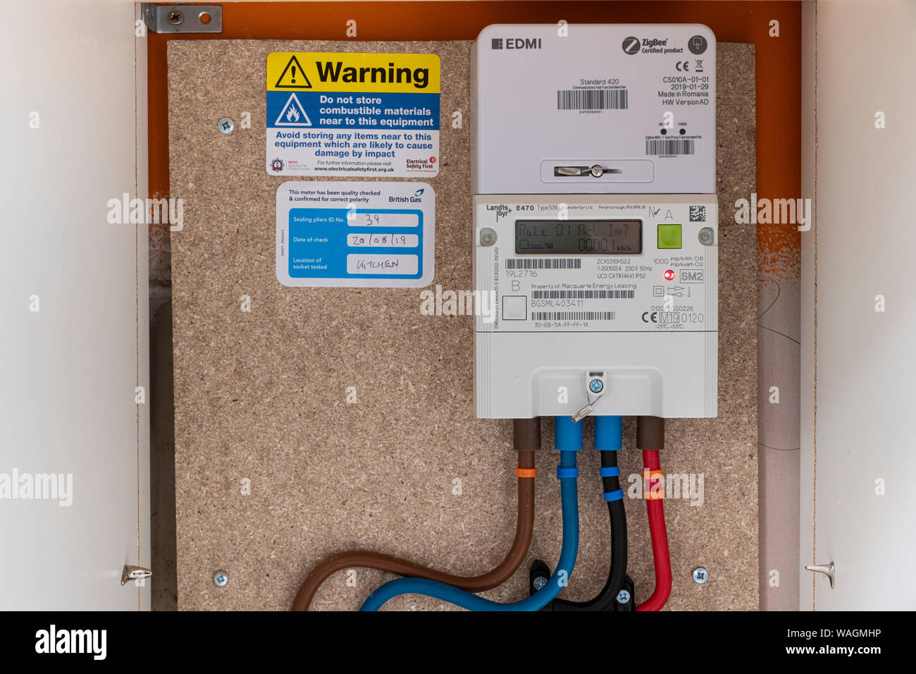 Blanc électrique Travail prise minuterie exploité maison intelligente  système contre le mur en bois à l'intérieur prix Vue de côté libre Photo  Stock - Alamy