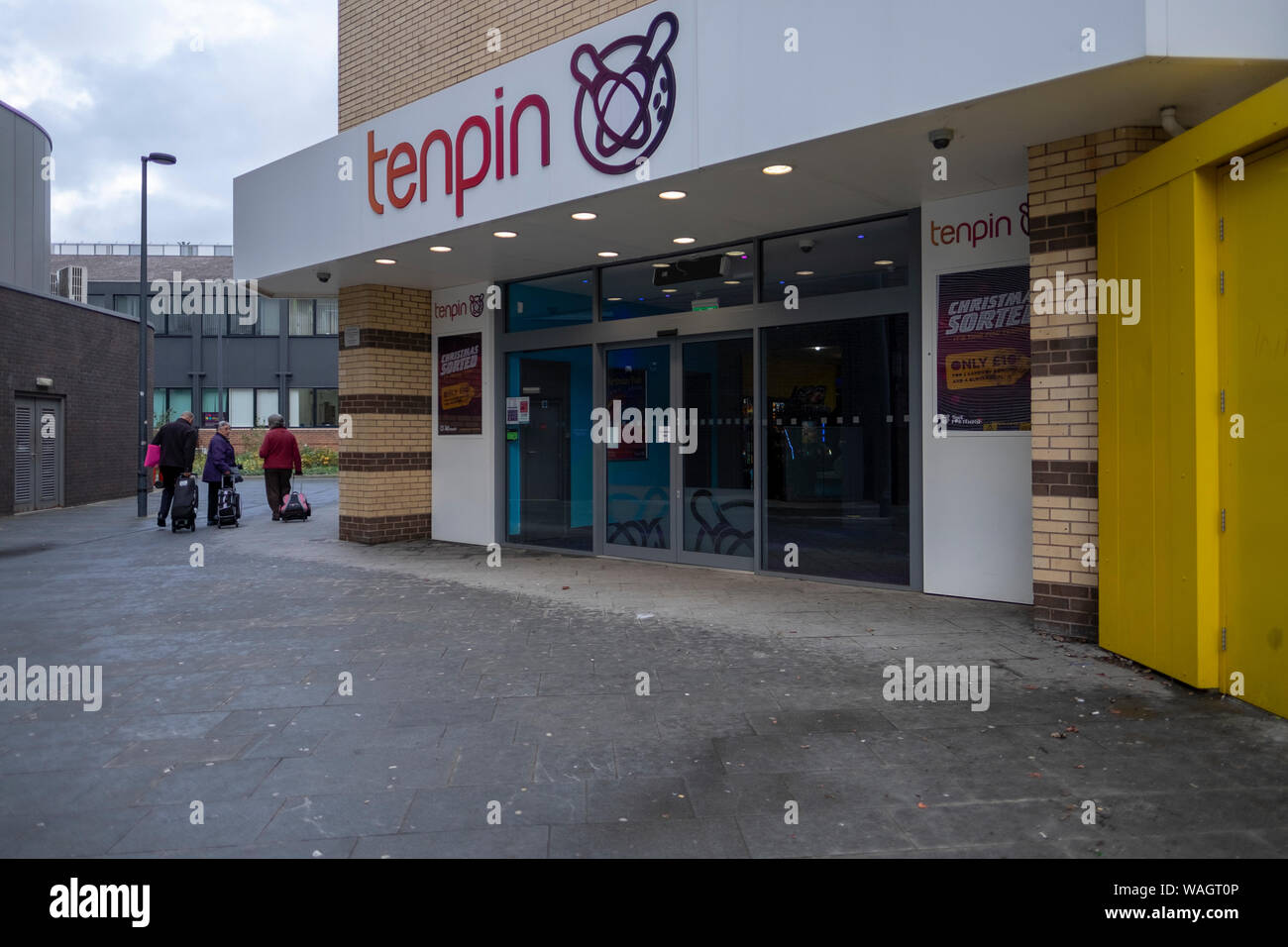 Bowling alley exterior hires stock photography and images Alamy