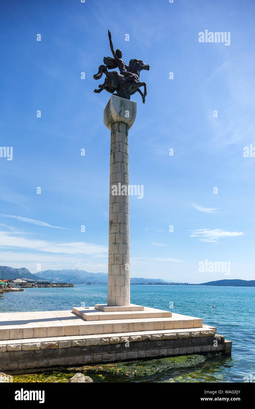 Kastela obracun Longie - Page 3 08-may-2019-kastel-novi-croatia-statue-of-a-horseman-column-on-the-sea-shore-WAGXJY