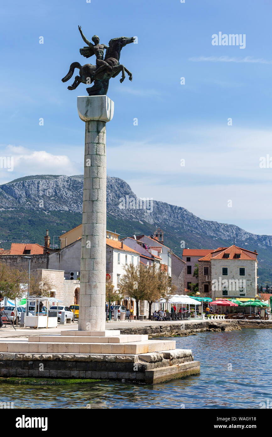 Kastela obracun Longie - Page 3 08-may-2019-kastel-novi-croatia-statue-of-a-horseman-column-on-the-sea-shore-WAGY18