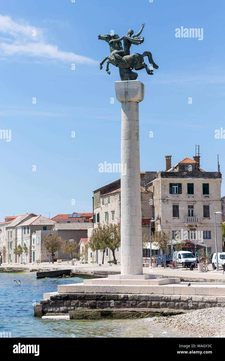 Kastela obracun Longie - Page 3 08-may-2019-kastel-novi-croatia-statue-of-a-horseman-column-on-the-sea-shore-WAGY3C