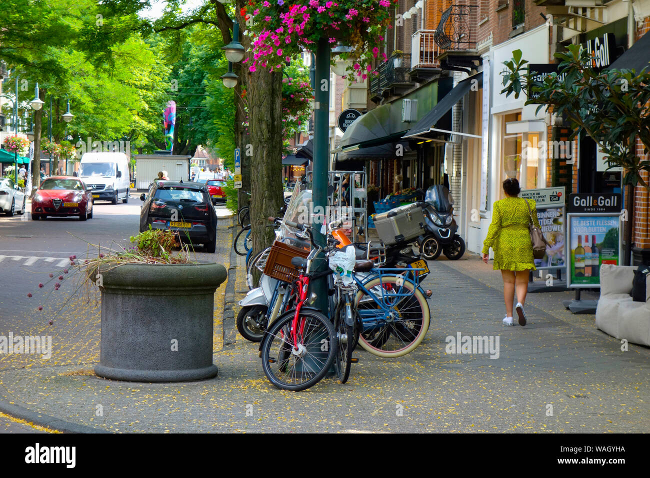 Cornelis Schuytstraat, Oud Zuid, Amsterdam, The Netherlands - home to a wide variety of cafés and restaurants, high-end boutiques and beauty stores. Stock Photo