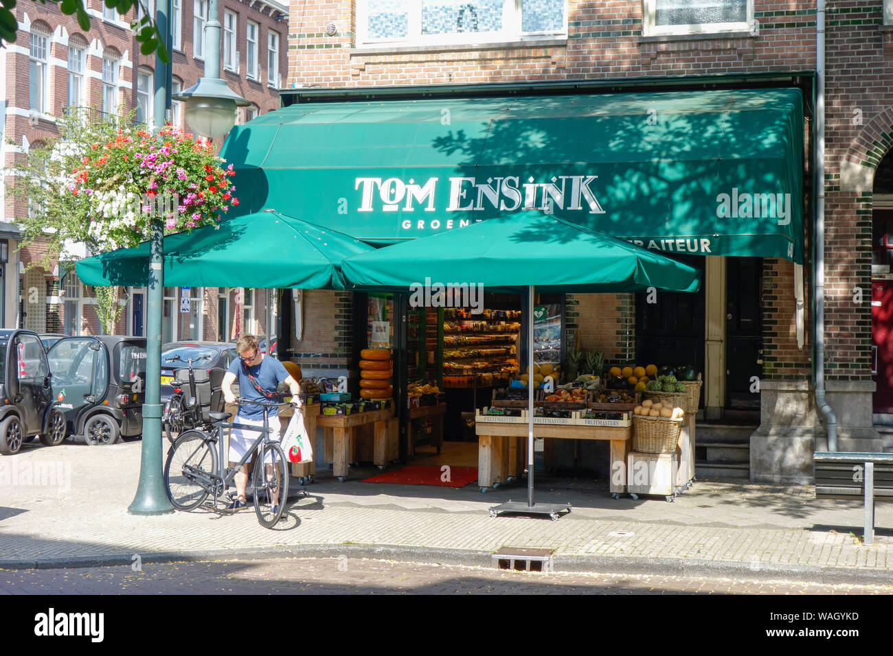 Cornelis Schuytstraat, Oud Zuid, Amsterdam, The Netherlands - home to a wide variety of cafés and restaurants, high-end boutiques and beauty stores. Stock Photo