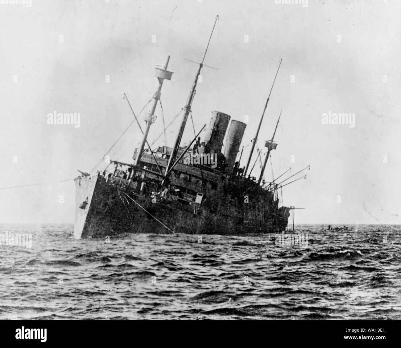 USS Covington sinking off Brest, France, on 2 July 1918, after being torpedoed the previous day Stock Photo