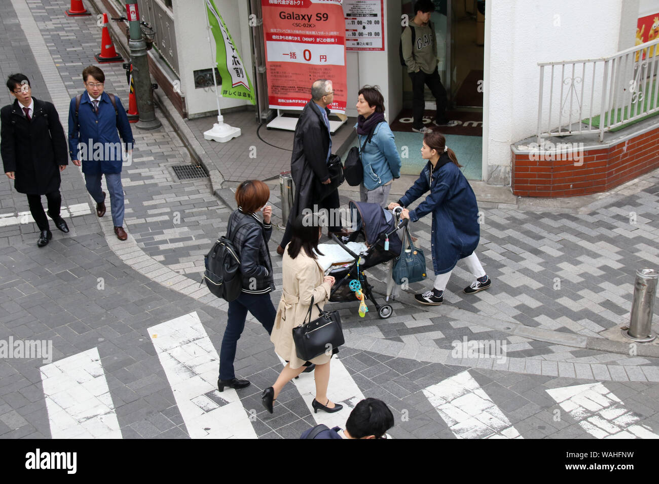 Sidewalk in shinjuku hi-res stock photography and images - Alamy