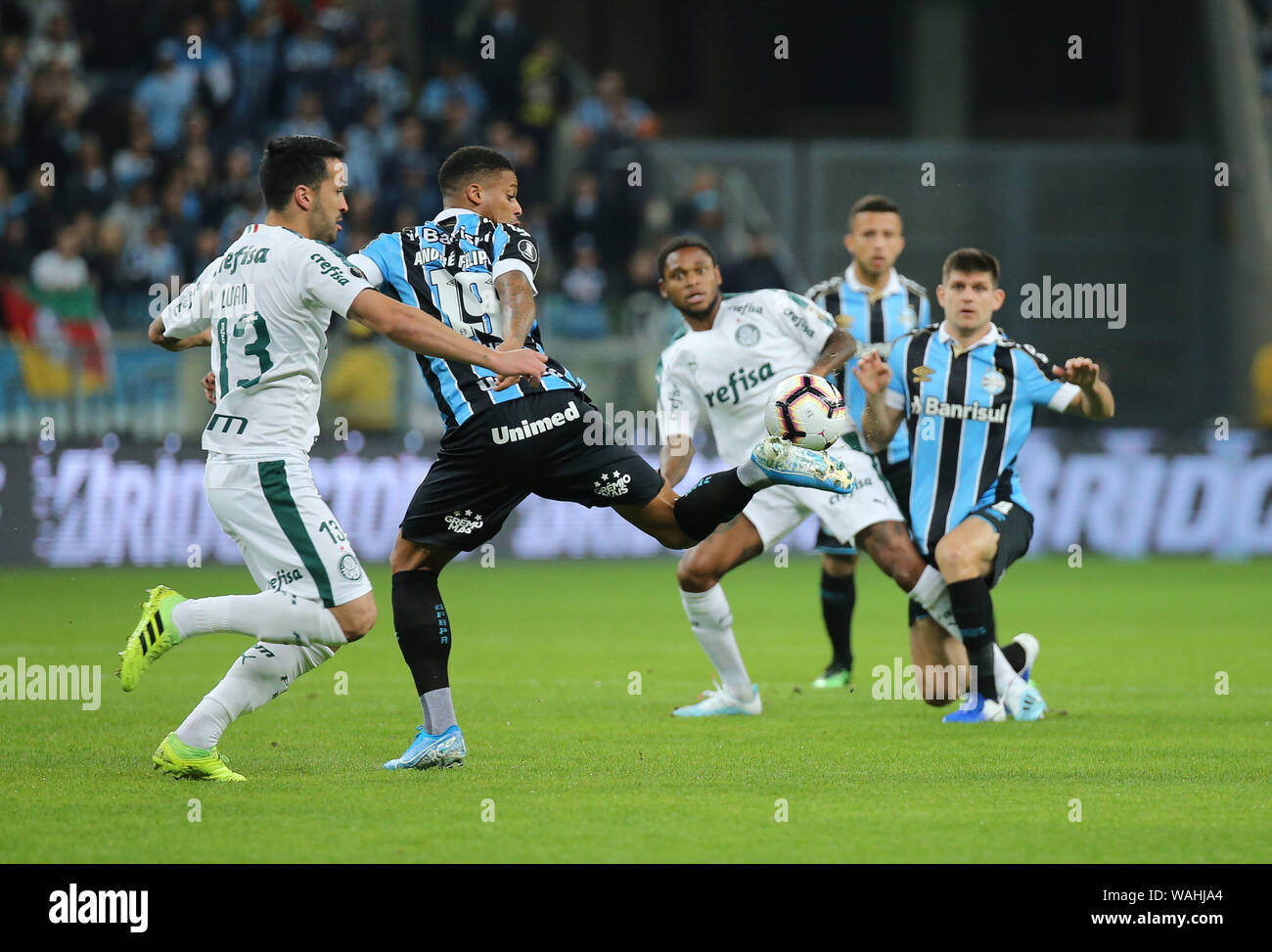 Porto Alegre, Brazil. 20th Aug, 2019. André Felipe disputes bid during Grêmio x Palmeiras. Match for the quarterfinal of Conmebol Libertadores 2019. Match held at the Arena do Grêmio on Tuesday (20) in Porto Alegre, RS, Brazil. Credit: Raul Pereira/FotoArena/Alamy Live News Stock Photo