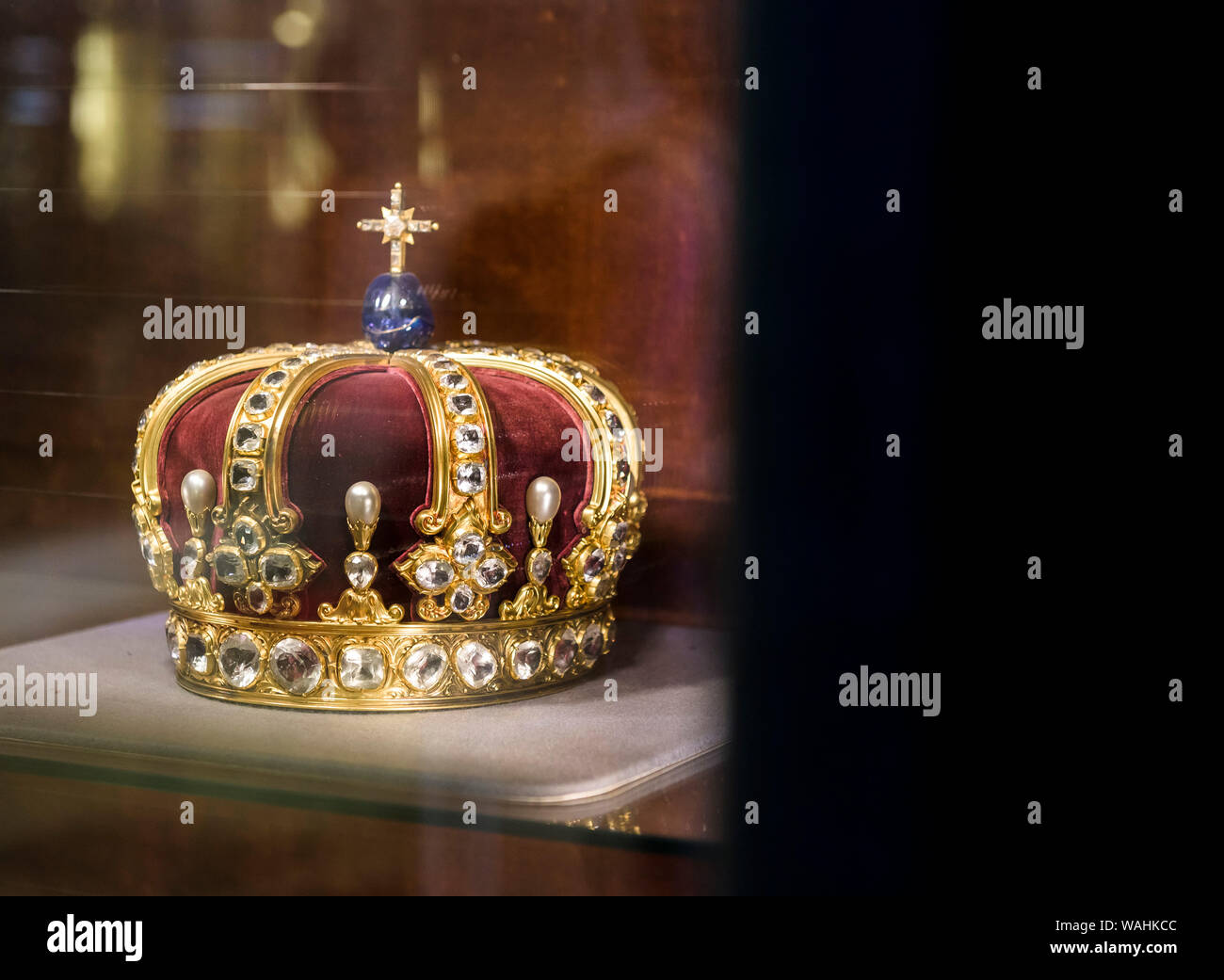 Hechingen, Germany. 20th Aug, 2019. The Prussian royal crown of 1889 of