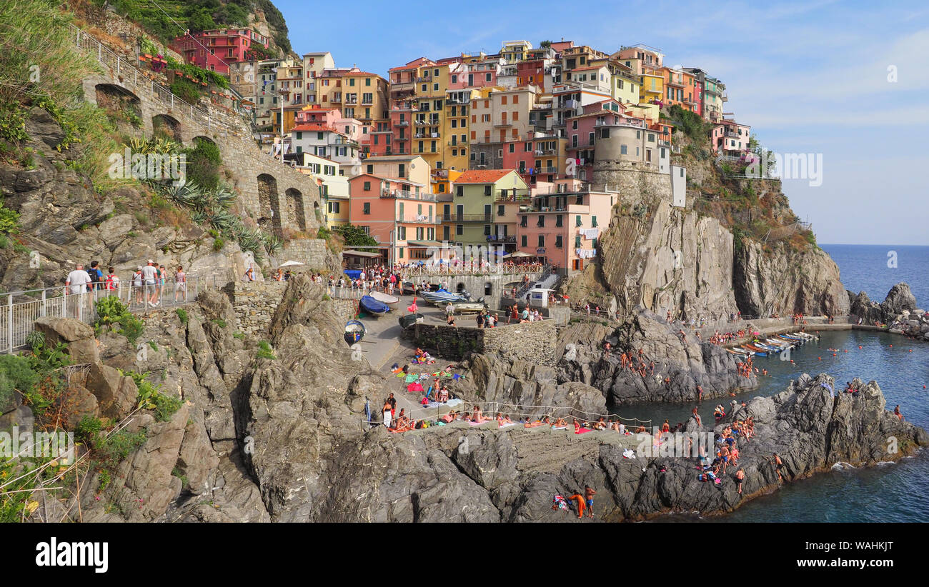 Italian National park, Parco Nazionale delle Cinque Terre, Liguria, central Italy. Amazing seashore of Manarola with colorful houses on a steep cliff. Stock Photo